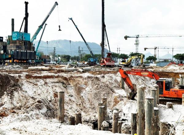 Nhộn nhịp trên công trường nhà ở xã hội gần 1.500 căn ở Tây Bắc Đà Nẵng những ngày cận Tết