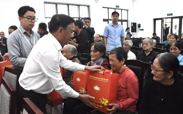 Thường trực Ban Bí thư Trần Cẩm Tú thăm, chúc Tết gia đình chính sách, người dân có hoàn cảnh khó khăn tại Đà Nẵng