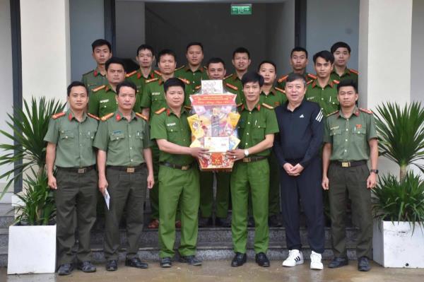 Thượng tá Trần Minh Nguyên - Phó Giám đốc Công an TP Đà Nẵng thăm, làm việc với Công an các xã miền núi