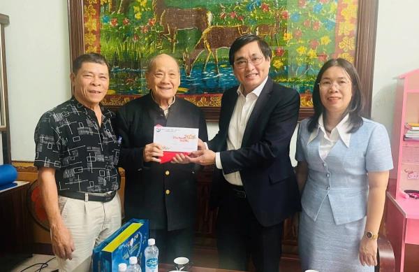 Tặng quà Tết cho 246 đảng viên có hoàn cảnh khó khăn, ốm đau