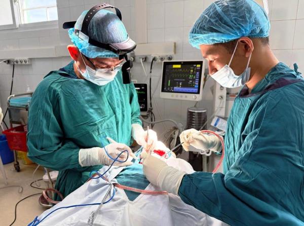 Cứu người đàn ông bị máy cưa cắt đứt vùng cổ