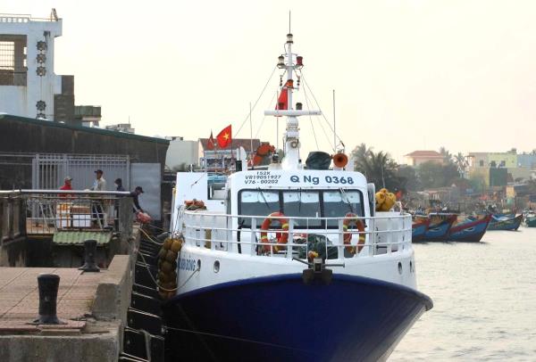 Không để người dân Lý Sơn lỡ Tết vì thời tiết xấu