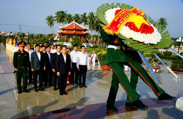 Lãnh đạo Tòa án nhân dân Tối cao, Thành ủy Đà Nẵng dâng hương tưởng niệm các ANLS nhân dịp Tết nguyên đán Bính Ngọ 2026