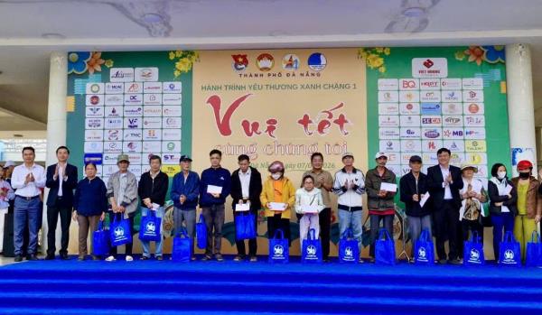 Hội Doanh nhân trẻ Đà Nẵng trao hơn 1.100 suất quà Tết đến người dân khó khăn