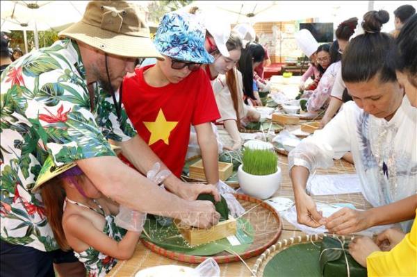 Hơn 200 du khách quốc tế thi gói bánh chưng, ăn Tết Việt Bính Ngọ 2026