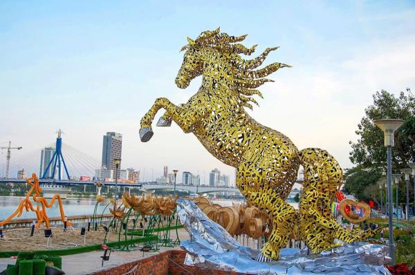 Đà Nẵng rực rỡ sắc xuân, rộn ràng đón Tết Bính Ngọ 2026