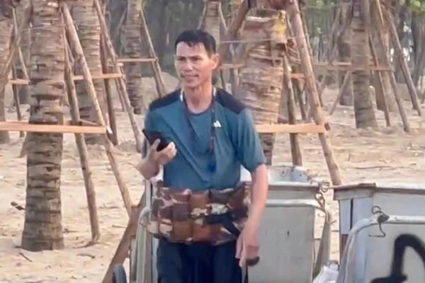 Nhân viên cứu hộ dũng cảm lao xuống biển cứu người