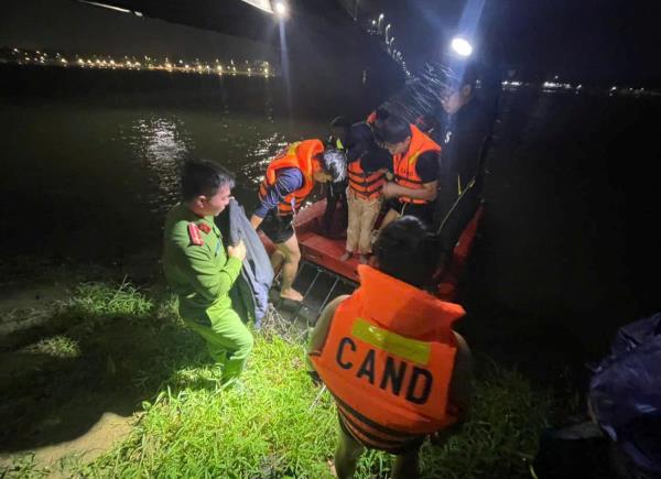 Kịp thời cứu người gặp nạn trên sông