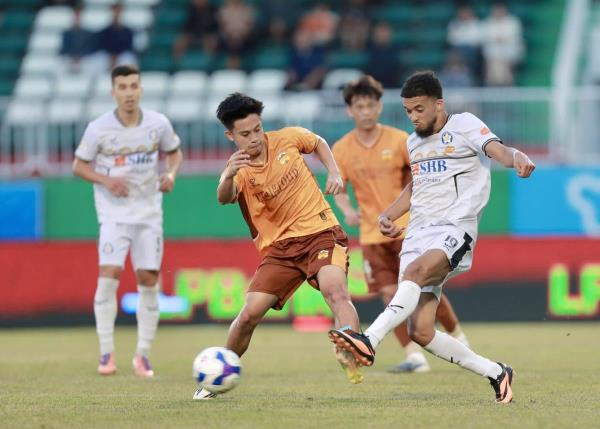 Đấu sớm vòng 16 V-League 2025/25: Chủ nhà thừa thắng xông lên?