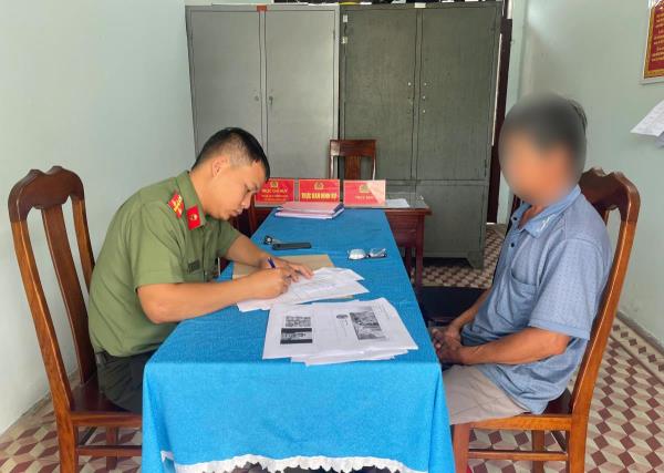 Công an xã Thăng Bình nhắc nhở người đàn ông chia sẻ bài viết xuyên tạc liên quan đến công tác bầu cử