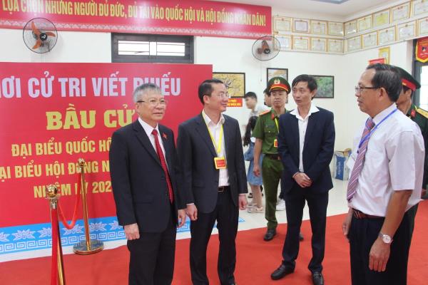 Chủ tịch HĐND TP Đà Nẵng Nguyễn Đức Dũng kiểm tra công tác bầu cử tại hai phường Hòa Cường, Hòa Xuân