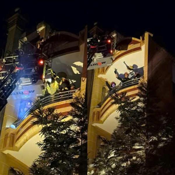 Cảnh sát PCCC TPHCM dùng xe thang giải cứu 5 người bị mắc kẹt trong căn nhà cháy