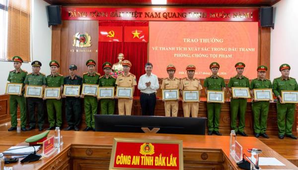 Nhiều tập thể, cá nhân thuộc Công an tỉnh Đắk Lắk được khen thưởng