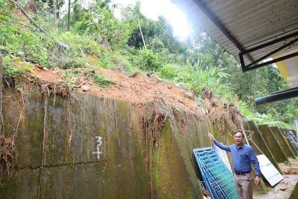 Ngồi trong trụ sở mà… run