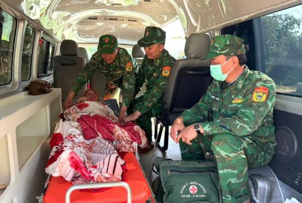 Bộ đội Biên phòng Đà Nẵng kịp thời hỗ trợ một sản phụ nước bạn Lào trong tình trạng chuyển dạ sinh khó
