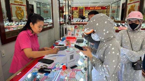 Vàng 24k giảm còn 16,75 triệu/chỉ, cửa hàng ở Huế chỉ bán 3 phân/người