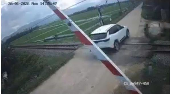 Xử lý nghiêm 3 trường hợp lái xe vượt chắn đường sắt