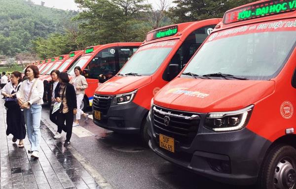 Nhiều người dân chuyển sang dùng xe điện và xe buýt công cộng