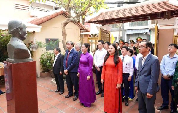 Dâng hương tưởng niệm 100 năm ngày mất nhà yêu nước Phan Châu Trinh