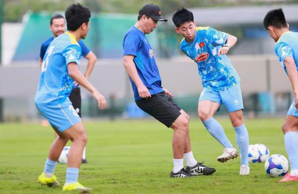 Thử đọc ý đồ HLV Kim Sang-sik