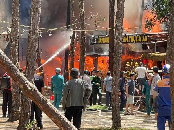 Cháy lớn tại Khu phố đêm Măng Đen, 6 gian hàng bị thiệt hại