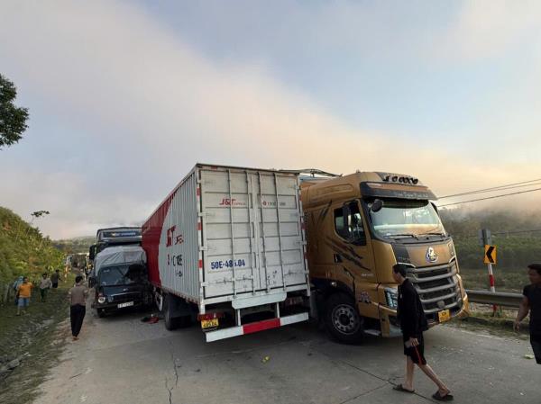 Tai nạn liên hoàn giữa 4 xe ôtô trên đường Hồ Chí Minh