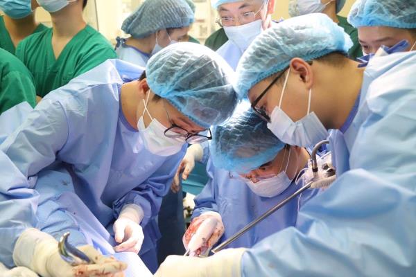 Ứng dụng kỹ thuật xâm lấn tối thiểu hiện đại vào điều trị ung thư phụ khoa lần đầu tiên triển khai tại Việt Nam