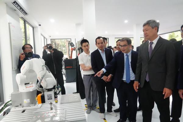 Đại học Bách khoa Đà Nẵng khai trương Trung tâm đào tạo, nghiên cứu ứng dụng robot công nghiệp và trí tuệ nhân tạo