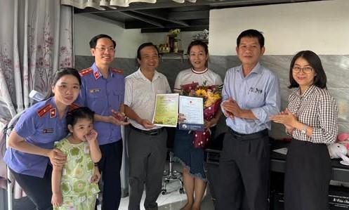 Tháo gỡ vướng mắc, cấp giấy khai sinh cho bé gái sau 4 năm làm thủ tục