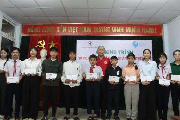 Trao học bổng cho 52 học sinh, sinh viên khó khăn