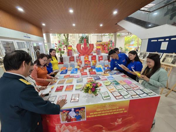 Trưng bày hơn 3.500 bản sách, tư liệu chào mừng bầu cử đại biểu Quốc hội khóa XVI