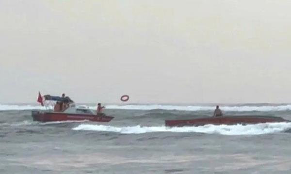 Cứu nạn thành công 5 ngư dân trên tàu cá bị lật khi đang vào cửa biển Nhật Lệ