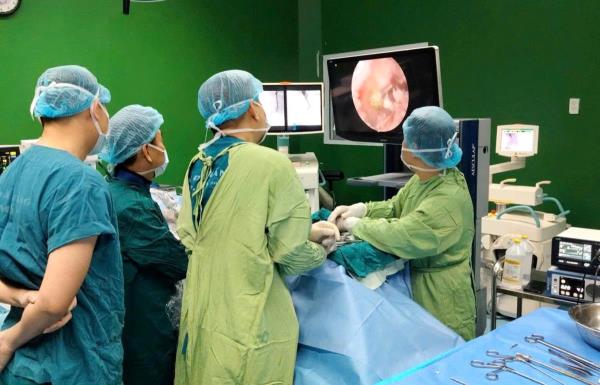 Bệnh viện Đà Nẵng lần đầu tiên thực hiện phẫu thuật nội soi cột sống hai cổng (UBE)