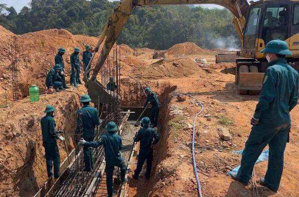 Lực lượng vũ trang TP Đà Nẵng ra quân tham gia xây dựng trường học biên giới