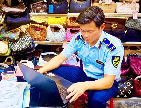 Phát hiện 7 cơ sở kinh doanh hàng thời trang giả mạo nhãn hiệu