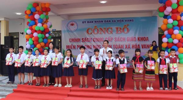 Xã Hoà Vang cung cấp sách giáo khoa miễn phí cho học sinh trên địa bàn
