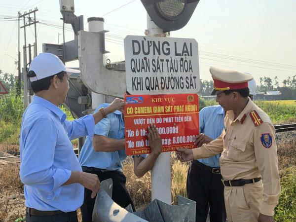 Cắm biển cảnh báo phạt nguội tại các điểm giao cắt đường sắt ở Quảng Ngãi