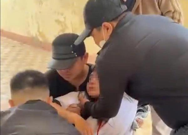 Nữ sinh lớp 7 bị nhóm nam sinh lớp 9 đánh trước cổng trường ở Quảng Ngãi