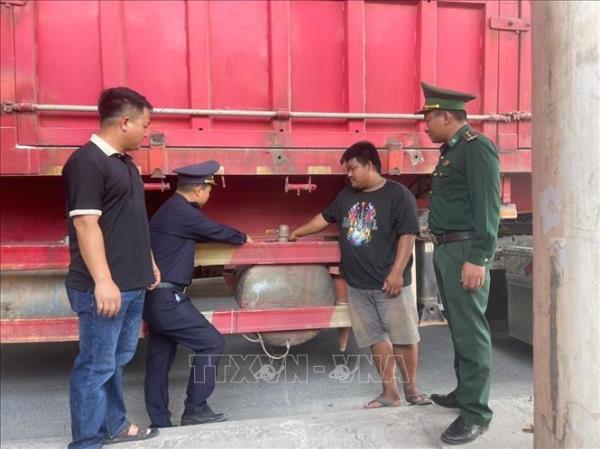 Phát hiện vụ vận chuyển trái phép 400 lít dầu diesel từ Việt Nam sang Lào