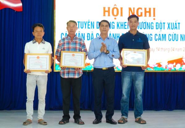 Dũng cảm cứu người, phường Điện Bàn Đông khen thưởng 3 cá nhân