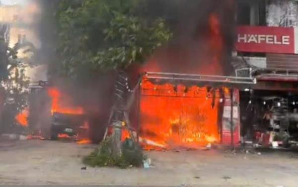 Cháy lớn tại kho chứa hàng, toàn bộ tài sản bị thiêu rụi