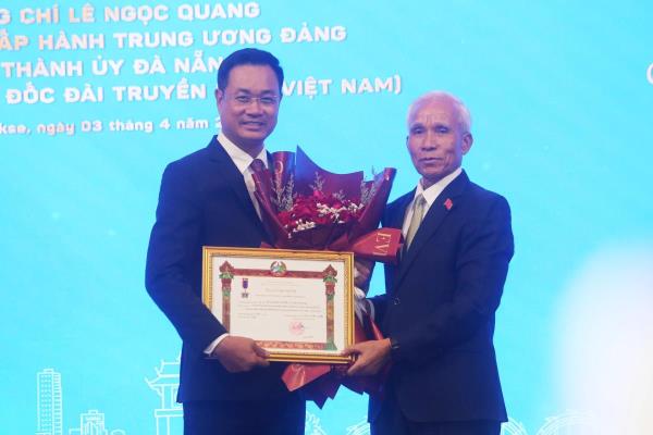 Trao Huân chương Lao động hạng Nhì của Đảng, Nhà nước Lào cho Bí thư Thành ủy Đà Nẵng Lê Ngọc Quang