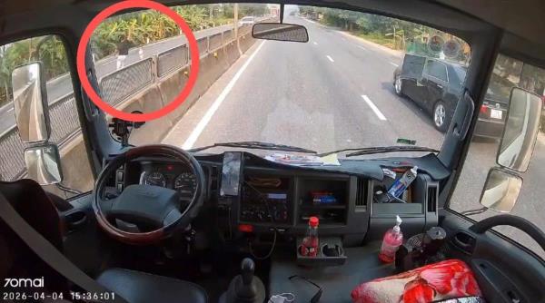 Tài xế xe tải băng qua làn ngược chiều, kịp thời cứu cháu bé giữa đường