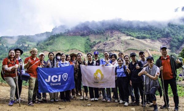 Doanh nhân trẻ tranh tài giải Pickleball, tặng công trình ánh sáng cho đồng bào vùng cao Đà Nẵng