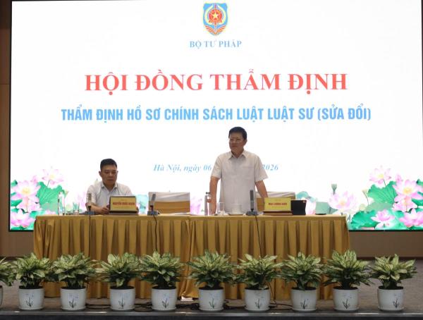 Bổ sung tiêu chuẩn có bản lĩnh chính trị vững vàng vào tiêu chuẩn luật sư