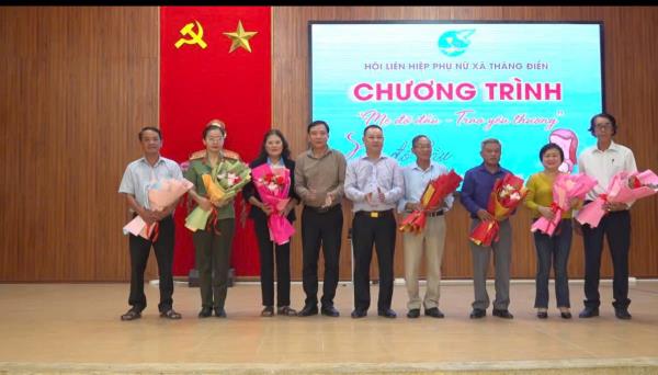 Mẹ đỡ đầu - Trao yêu thương cho 28 trẻ mồ côi