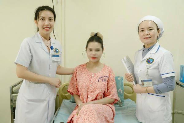 Bóc tách thành công khối u nang buồng trứng 14cm cho cô gái trẻ