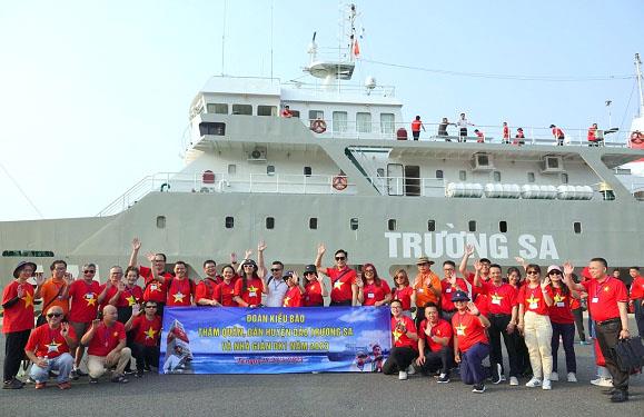 Không thể bẻ cong lịch sử, phủ mờ chân lý