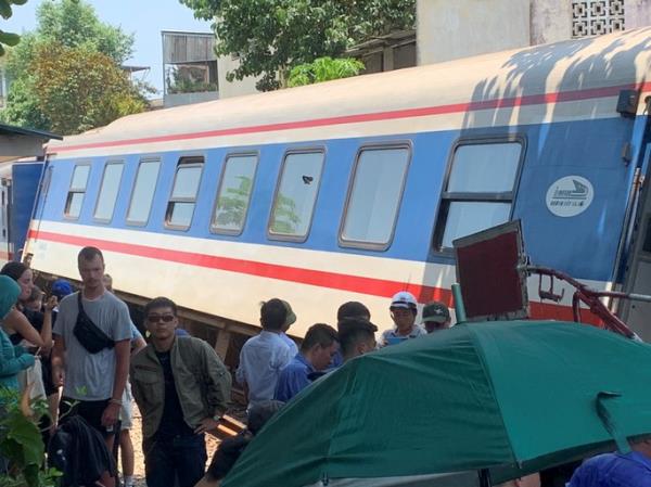 Tàu SE1 trật bánh khi đang chạy khiến hành khách nháo nhào