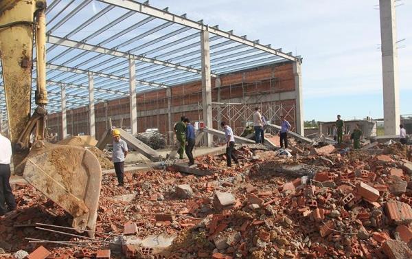 Vụ sập tường làm 5 người chết ở Bình Định: Khởi tố 2 bị can